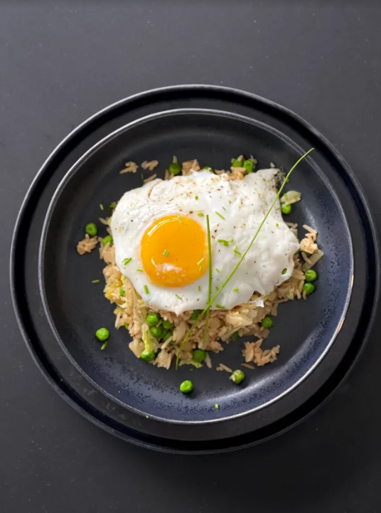 riz frit aux légumes avec œuf au plat (nasi goreng)