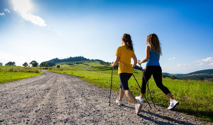 2 femmes faisant de la marche nordique