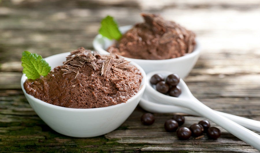 bols de mousse au chocolat et copeaux de chocolat