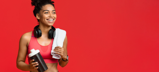 Jeune femme qui sort du sport avec son shaker de proteine