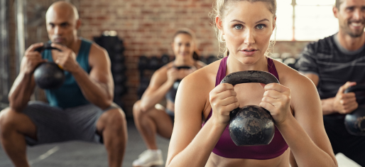 Groupe qui fait des exercices de sports avec des poids