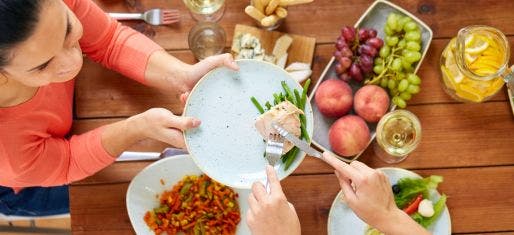 femme qui mange un dessert entouré de fruits et légumes