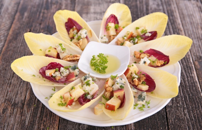 Feuilles d'endives au roquefort, pommes et noix