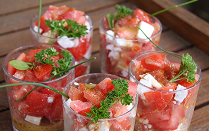 Verrines de tomates, dès de feta et persil
