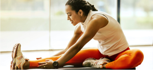 Jeune femme qui fait des étirements de yoga